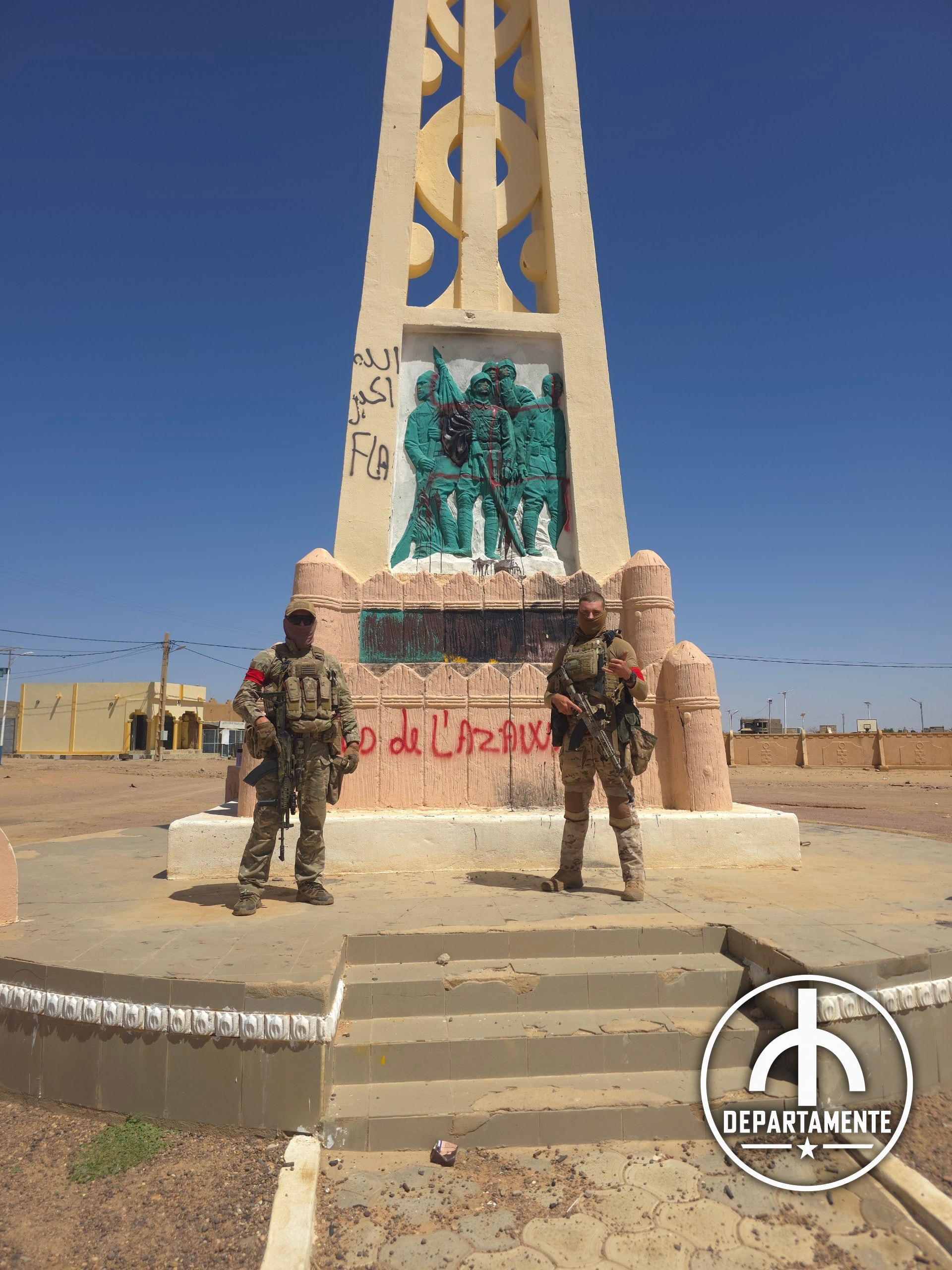 Les combattants du Corps Africain se tiennent devant le monument de l'indépendance au cœur de Kidal.